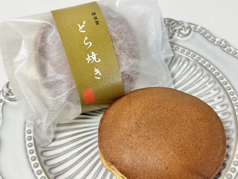 自家製餡たっぷりどらやき（270円）, 海軍の記憶を刻むどら焼き・コーヒークリーム」（270円）, 一日200個。変わらない職人の手仕事, 老舗和菓子店にアニメの風が吹いた, 若き経営陣の「挑戦心」, 若い世代だからこそ挑戦する