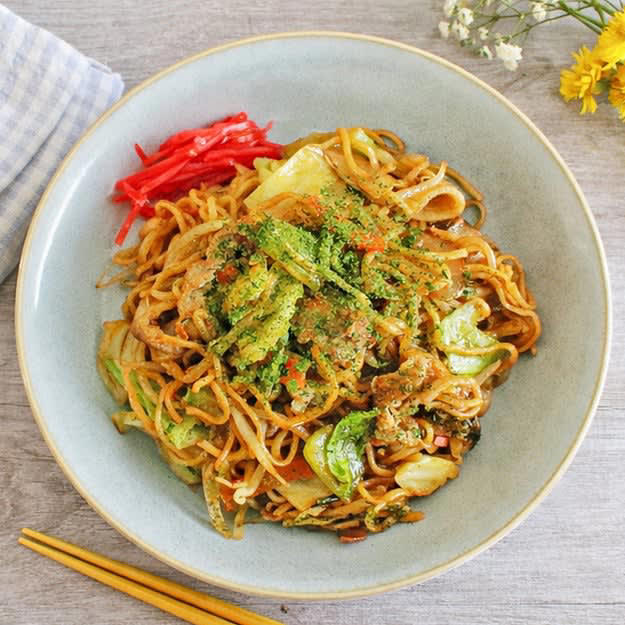 レシピの基本情報：, 麦茶は、ペットボトルでも家で煮出したものでもOK。, 材料はお好みの具材でOK。袋の表記通りの水を麦茶に変えるだけ。, 焼きそばを蒸したら、付属のソースで味付けする。よく絡めたら、完成！, 💡失敗しないポイントは？, ❓よくある質問（FAQ）