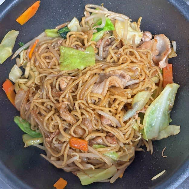 レシピの基本情報：, 麦茶は、ペットボトルでも家で煮出したものでもOK。, 材料はお好みの具材でOK。袋の表記通りの水を麦茶に変えるだけ。, 焼きそばを蒸したら、付属のソースで味付けする。よく絡めたら、完成！, 💡失敗しないポイントは？, ❓よくある質問（FAQ）