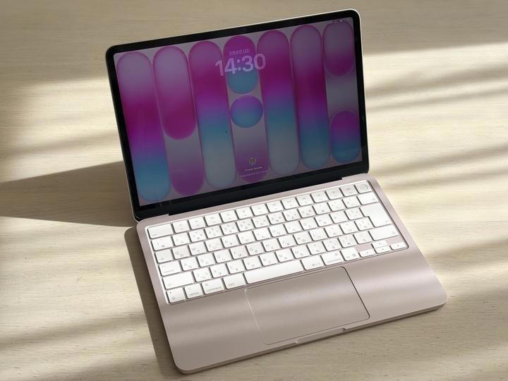 シンプル極めた新しいデザイン, メカニカル式トラックパッドも進化, 8GBは足りる？足りない？論争, 引き算で作られたMacBookではない