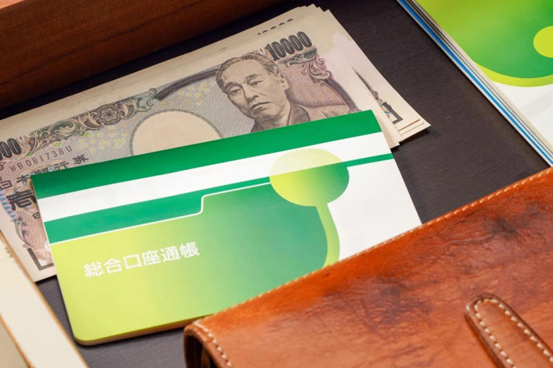 申請しないと受け取れない→老齢年金と同じく申請が前提の公的給付制度, 「自分は対象外」と思い込みやすい給付ほど要注意, 「働いているから対象外」とは限らない, 「年金をもらっている＝もう関係ない」は危険, 「うちは該当しないだろう」という思い込みが生む差, 制度の名前ではなく「条件」で判断する, 老齢年金に“上乗せ”される可能性のある2つの給付！申請しないと始まらない制度, その1「加給年金」, 振替加算との関係, その2「老齢年金生活者支援給付金」, 60歳代以降の働き方で変わる！雇用保険から支給される3つの給付, その1：65歳未満がもらえる「再就職手当」, その2：60歳以上65歳未満が対象「高年齢雇用継続給付」, その3：65歳以上が対象「高年齢求職者給付金」, 毎年変わる年金制度。変化を確認しておこう｜働き方・家族構成の変化に対応, まとめにかえて：制度を知ることが老後の収入を守る