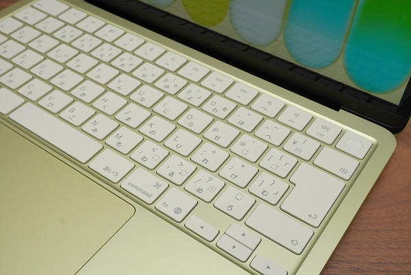 軽量・コンパクトな13インチ　MacBook初のカラバリ「シトラス」, 新しいMacBookユーザー獲得を狙う入門機, A18 Proチップと8GBユニファイドメモリの実力, 最速USB 3のデジタルポートは上手く使いこなしたい