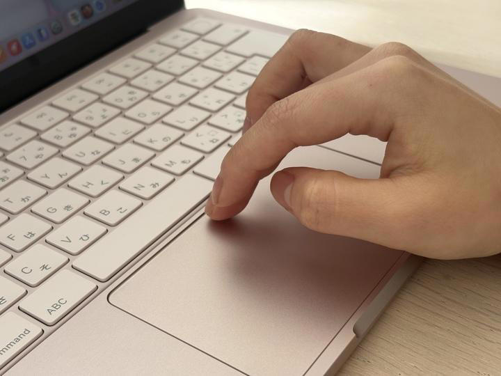 シンプル極めた新しいデザイン, メカニカル式トラックパッドも進化, 8GBは足りる？足りない？論争, 引き算で作られたMacBookではない