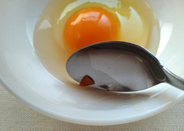 卵料理の“あるある”な悩みとは？, 1. 卵の殻が入ったときの取り方｜スプーンで簡単にすくう方法, 2. 黄身と白身の分け方｜スプーンを使うと安定しやすい, 3. カラザの取り方｜スプーンの先端を活用, 卵のちょっとしたストレスは道具で軽減できる