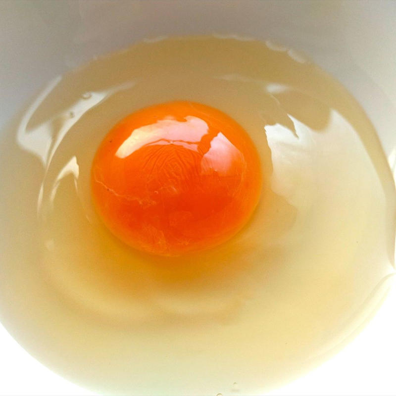 卵料理の“あるある”な悩みとは？, 1. 卵の殻が入ったときの取り方｜スプーンで簡単にすくう方法, 2. 黄身と白身の分け方｜スプーンを使うと安定しやすい, 3. カラザの取り方｜スプーンの先端を活用, 卵のちょっとしたストレスは道具で軽減できる