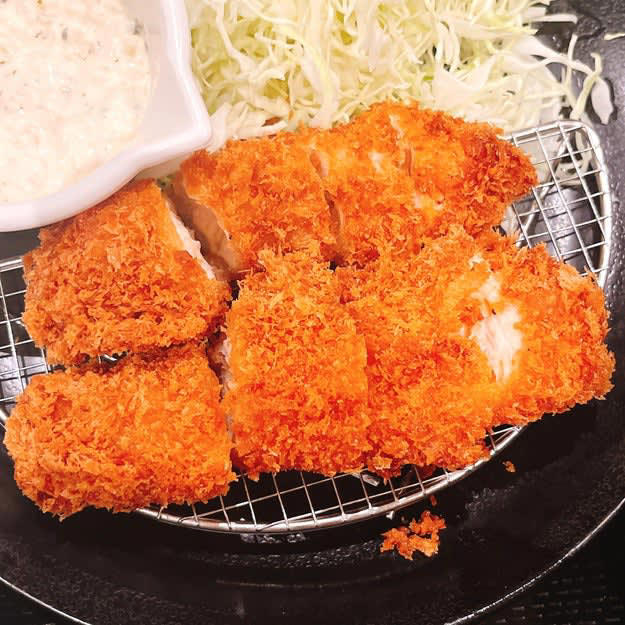 松のやでは、ボリューム満点な「復活メニュー」を販売中。, とんかつ専門店ならではのクオリティが楽しめる一品です。, 驚くほどしっとり柔らかい食感でおいしい！, ライスのおかわりが無料でできます！, 味噌汁とサラダがおいしさを引き立てています。, リピート確定のおいしさです！, 揚げ物を食べたい時は、かつやの「ねぎタルチキンカツ丼弁当」もおすすめです。, チキンカツとタルタルソースの相性がバツグン！