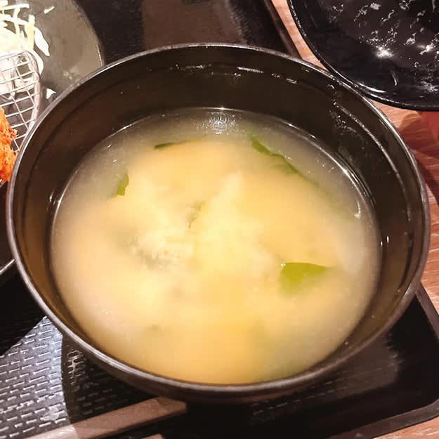 松のやでは、ボリューム満点な「復活メニュー」を販売中。, とんかつ専門店ならではのクオリティが楽しめる一品です。, 驚くほどしっとり柔らかい食感でおいしい！, ライスのおかわりが無料でできます！, 味噌汁とサラダがおいしさを引き立てています。, リピート確定のおいしさです！, 揚げ物を食べたい時は、かつやの「ねぎタルチキンカツ丼弁当」もおすすめです。, チキンカツとタルタルソースの相性がバツグン！