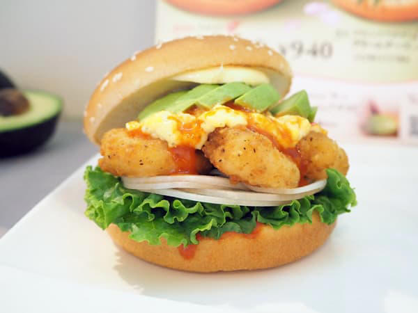 生アボカドへのこだわりを、食べ比べで実感, 半分使いの贅沢感！新作と定番、それぞれの魅力, 通の楽しみ方！「追いスパイス」で味変, 昨年完売のレモネードが今年も復活