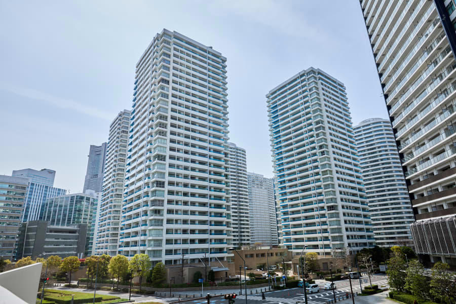 普通の会社員が「億り人」に？, 億り人を生んだ空前の株高, 積立と個別株の「二刀流」, 億超えでも私生活は質素, 服はユニクロ、酒は居酒屋, 銀行の富裕層営業は無視, 生活レベルを上げない理由, 嫉妬や孤立を避ける防御策, １億円は「心の安全保障」