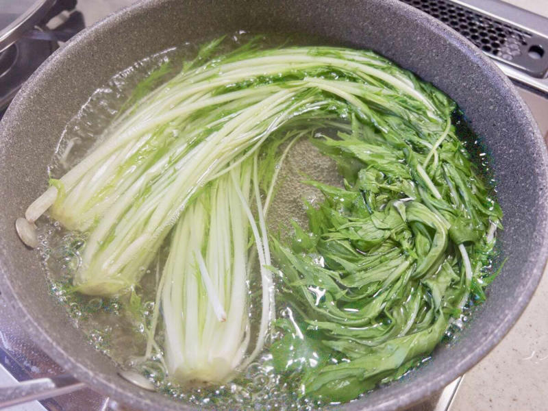 水菜の胡麻和えを作るのにかかる時間, 水菜の胡麻和えのカロリー, 止まらない美味しさ！水菜の胡麻和え, 水菜の胡麻和えの材料（2人分）, 水菜の胡麻和えの作り方