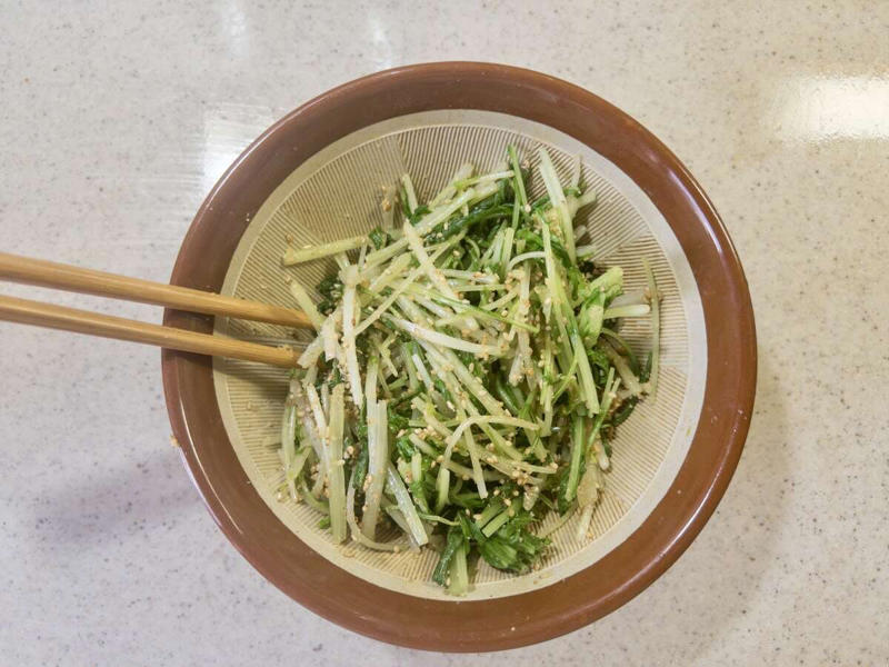 水菜の胡麻和えを作るのにかかる時間, 水菜の胡麻和えのカロリー, 止まらない美味しさ！水菜の胡麻和え, 水菜の胡麻和えの材料（2人分）, 水菜の胡麻和えの作り方