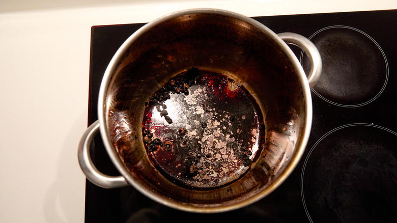 Remove stubborn stains on pots and pans, Get rid of grease stains on glass bakeware, Strip seasoning off of cast iron cookware, Get cooked-on gunk off grill grates, Make oil stains disappear from your driveway, Remove soap scum sitting on tubs, showers, and tile, Tackle hard water buildup on showerheads