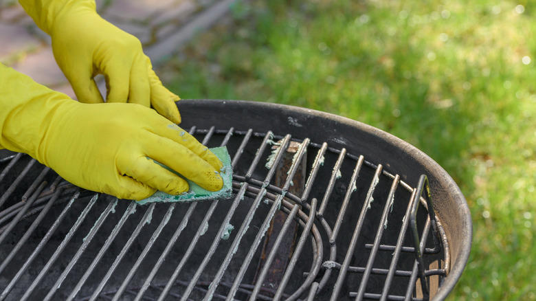 Remove stubborn stains on pots and pans, Get rid of grease stains on glass bakeware, Strip seasoning off of cast iron cookware, Get cooked-on gunk off grill grates, Make oil stains disappear from your driveway, Remove soap scum sitting on tubs, showers, and tile, Tackle hard water buildup on showerheads