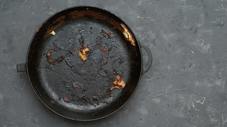 Remove stubborn stains on pots and pans, Get rid of grease stains on glass bakeware, Strip seasoning off of cast iron cookware, Get cooked-on gunk off grill grates, Make oil stains disappear from your driveway, Remove soap scum sitting on tubs, showers, and tile, Tackle hard water buildup on showerheads