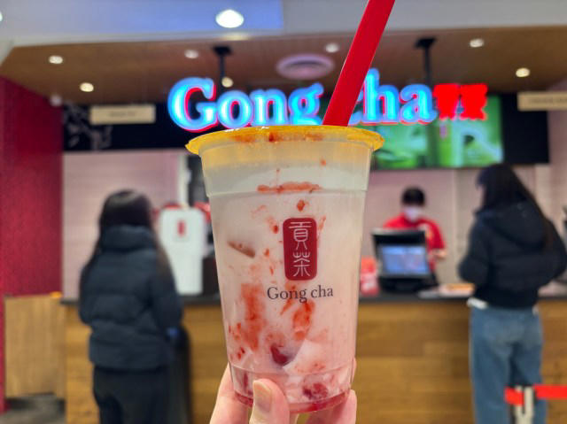 ・ゴンチャの「いちご杏仁」, ・かわいいの権化みたいなドリンク来た, ・美味しかったので自宅で再現を試みた, ・自作のいちご杏仁アーモンドミルクティーの味は……？