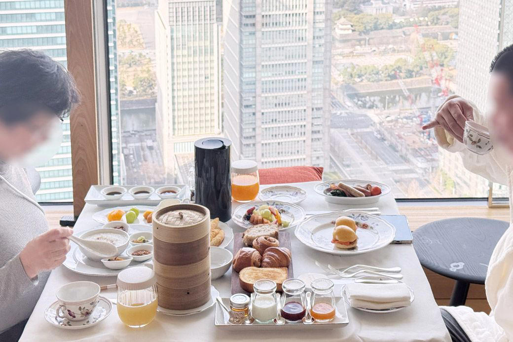 宿泊者だけしか食べられない、ブルガリホテル東京のモーニング, 地上40階、ブルガリホテル東京の絶景レストラン, ブルガリホテル東京のモーニング, メニュー表はこんな感じ, すべての料理がこだわっている, 素材にもこだわりが詰まっている, シンプルな調理だからこそ素材の良さが際立つ, いつかブルガリホテルでルームサービスを