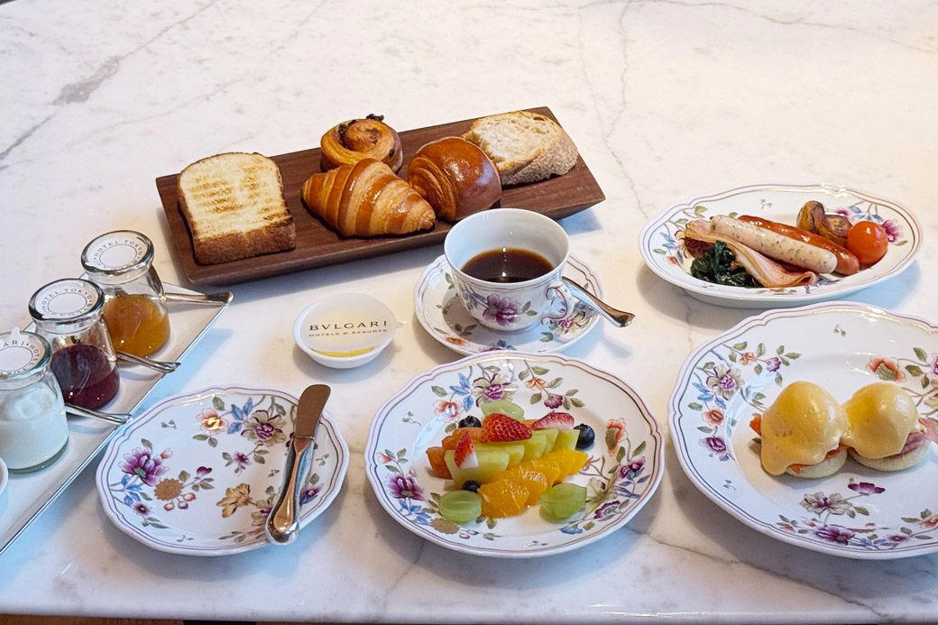 宿泊者だけしか食べられない、ブルガリホテル東京のモーニング, 地上40階、ブルガリホテル東京の絶景レストラン, ブルガリホテル東京のモーニング, メニュー表はこんな感じ, すべての料理がこだわっている, 素材にもこだわりが詰まっている, シンプルな調理だからこそ素材の良さが際立つ, いつかブルガリホテルでルームサービスを