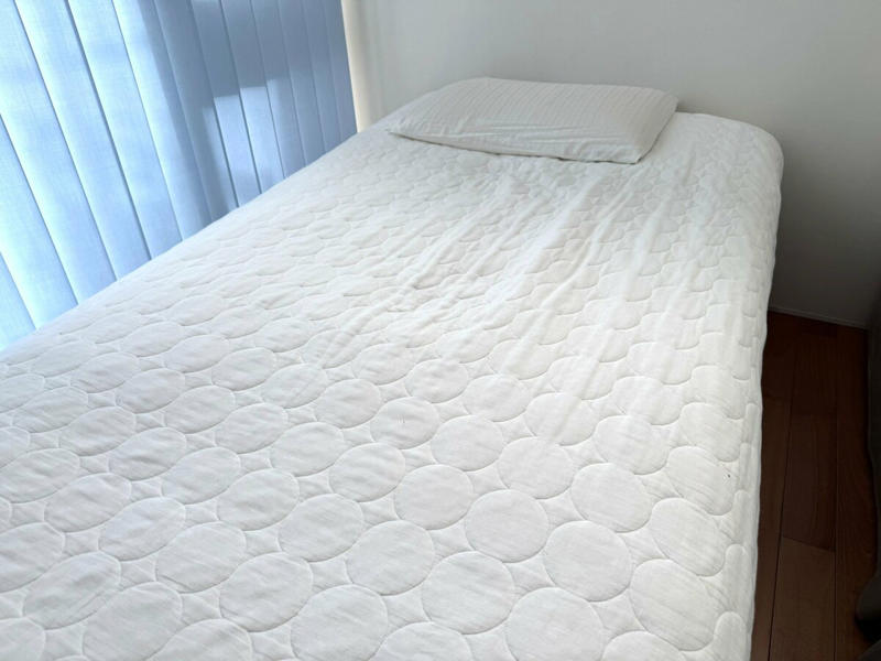 洗い替えをもたなくなったきっかけは「実家じまい」, 「年1枚のシーツ」で回す洗濯習慣, 「もしもの汚れ」は工夫で乗りきる, パジャマも最小限に厳選して管理をラクに, 「洗い替えなし生活」を2年続けて感じた変化