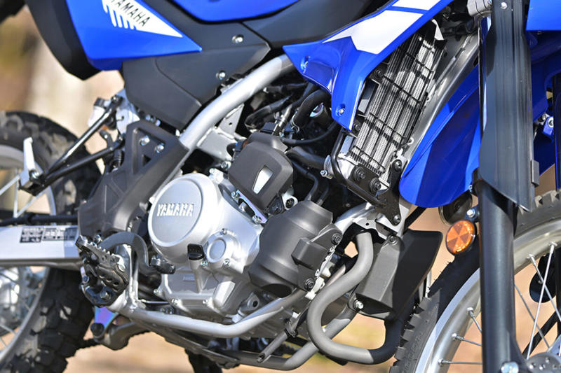 ヤマハ WR125Rは125ccの常識を超える？, ヤマハ WR125R メーカー希望小売価格：539,000円, エンジンスペック (1/2), エンジンスペック (2/2), VVAが搭載されているエンジンのシリンダーヘッド周辺, メーターに「VVA」の文字が浮かび上がる, WR125Rの公式サイトはこちら, 装備を整え、いざ走行へ！, 【市街地編】桜井つぐみの感想, 【市街地編】横田の感想, 【市街地編】関野カメラマンの感想, 【郊外の幹線道路編】桜井つぐみの感想, 【郊外の幹線道路編】横田の感想, 【郊外の幹線道路編】関野カメラマンの感想, 【ワインディング編】桜井つぐみの感想, 【ワインディング編】横田の感想, 【ワインディング編】関野カメラマンの感想, 【オフロード編】桜井つぐみの感想 (1/2), 【オフロード編】桜井つぐみの感想 (2/2), 【オフロード編】横田の感想 (1/2), 【オフロード編】横田の感想 (2/2), 【オフロード編】関野カメラマンの感想, ディテール紹介 (1/2), ディテール紹介 (2/2), コンパクトな液晶メーター, 左側にサイレンサーを配置, キーロック式のツールボックス, リヤのディスクブレーキ, 大型のLEDテールランプ, フロントフォーク, ラジエターとABSユニット, タンデムステップ, ヘルメットホルダー, リンク式モノクロスサスペンション, ハンドルスイッチ, WR125Rは、どんなライダーにオススメ？ (1/2), WR125Rは、どんなライダーにオススメ？ (2/2)