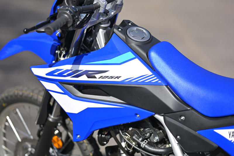 ヤマハ WR125Rは125ccの常識を超える？, ヤマハ WR125R メーカー希望小売価格：539,000円, エンジンスペック (1/2), エンジンスペック (2/2), VVAが搭載されているエンジンのシリンダーヘッド周辺, メーターに「VVA」の文字が浮かび上がる, WR125Rの公式サイトはこちら, 装備を整え、いざ走行へ！, 【市街地編】桜井つぐみの感想, 【市街地編】横田の感想, 【市街地編】関野カメラマンの感想, 【郊外の幹線道路編】桜井つぐみの感想, 【郊外の幹線道路編】横田の感想, 【郊外の幹線道路編】関野カメラマンの感想, 【ワインディング編】桜井つぐみの感想, 【ワインディング編】横田の感想, 【ワインディング編】関野カメラマンの感想, 【オフロード編】桜井つぐみの感想 (1/2), 【オフロード編】桜井つぐみの感想 (2/2), 【オフロード編】横田の感想 (1/2), 【オフロード編】横田の感想 (2/2), 【オフロード編】関野カメラマンの感想, ディテール紹介 (1/2), ディテール紹介 (2/2), コンパクトな液晶メーター, 左側にサイレンサーを配置, キーロック式のツールボックス, リヤのディスクブレーキ, 大型のLEDテールランプ, フロントフォーク, ラジエターとABSユニット, タンデムステップ, ヘルメットホルダー, リンク式モノクロスサスペンション, ハンドルスイッチ, WR125Rは、どんなライダーにオススメ？ (1/2), WR125Rは、どんなライダーにオススメ？ (2/2)