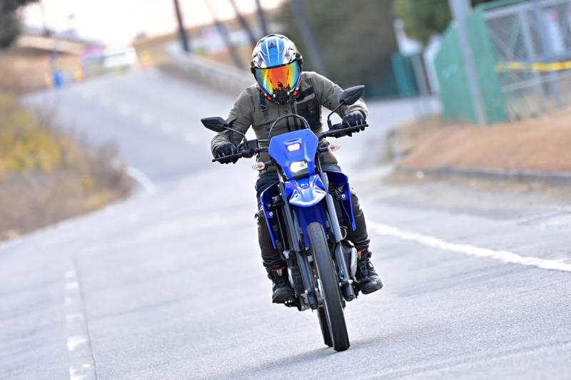 ヤマハ WR125Rは125ccの常識を超える？, ヤマハ WR125R メーカー希望小売価格：539,000円, エンジンスペック (1/2), エンジンスペック (2/2), VVAが搭載されているエンジンのシリンダーヘッド周辺, メーターに「VVA」の文字が浮かび上がる, WR125Rの公式サイトはこちら, 装備を整え、いざ走行へ！, 【市街地編】桜井つぐみの感想, 【市街地編】横田の感想, 【市街地編】関野カメラマンの感想, 【郊外の幹線道路編】桜井つぐみの感想, 【郊外の幹線道路編】横田の感想, 【郊外の幹線道路編】関野カメラマンの感想, 【ワインディング編】桜井つぐみの感想, 【ワインディング編】横田の感想, 【ワインディング編】関野カメラマンの感想, 【オフロード編】桜井つぐみの感想 (1/2), 【オフロード編】桜井つぐみの感想 (2/2), 【オフロード編】横田の感想 (1/2), 【オフロード編】横田の感想 (2/2), 【オフロード編】関野カメラマンの感想, ディテール紹介 (1/2), ディテール紹介 (2/2), コンパクトな液晶メーター, 左側にサイレンサーを配置, キーロック式のツールボックス, リヤのディスクブレーキ, 大型のLEDテールランプ, フロントフォーク, ラジエターとABSユニット, タンデムステップ, ヘルメットホルダー, リンク式モノクロスサスペンション, ハンドルスイッチ, WR125Rは、どんなライダーにオススメ？ (1/2), WR125Rは、どんなライダーにオススメ？ (2/2)