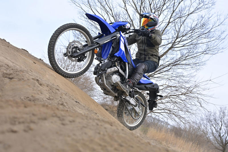ヤマハ WR125Rは125ccの常識を超える？, ヤマハ WR125R メーカー希望小売価格：539,000円, エンジンスペック (1/2), エンジンスペック (2/2), VVAが搭載されているエンジンのシリンダーヘッド周辺, メーターに「VVA」の文字が浮かび上がる, WR125Rの公式サイトはこちら, 装備を整え、いざ走行へ！, 【市街地編】桜井つぐみの感想, 【市街地編】横田の感想, 【市街地編】関野カメラマンの感想, 【郊外の幹線道路編】桜井つぐみの感想, 【郊外の幹線道路編】横田の感想, 【郊外の幹線道路編】関野カメラマンの感想, 【ワインディング編】桜井つぐみの感想, 【ワインディング編】横田の感想, 【ワインディング編】関野カメラマンの感想, 【オフロード編】桜井つぐみの感想 (1/2), 【オフロード編】桜井つぐみの感想 (2/2), 【オフロード編】横田の感想 (1/2), 【オフロード編】横田の感想 (2/2), 【オフロード編】関野カメラマンの感想, ディテール紹介 (1/2), ディテール紹介 (2/2), コンパクトな液晶メーター, 左側にサイレンサーを配置, キーロック式のツールボックス, リヤのディスクブレーキ, 大型のLEDテールランプ, フロントフォーク, ラジエターとABSユニット, タンデムステップ, ヘルメットホルダー, リンク式モノクロスサスペンション, ハンドルスイッチ, WR125Rは、どんなライダーにオススメ？ (1/2), WR125Rは、どんなライダーにオススメ？ (2/2)