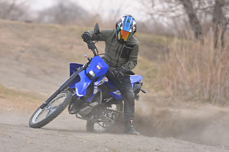 ヤマハ WR125Rは125ccの常識を超える？, ヤマハ WR125R メーカー希望小売価格：539,000円, エンジンスペック (1/2), エンジンスペック (2/2), VVAが搭載されているエンジンのシリンダーヘッド周辺, メーターに「VVA」の文字が浮かび上がる, WR125Rの公式サイトはこちら, 装備を整え、いざ走行へ！, 【市街地編】桜井つぐみの感想, 【市街地編】横田の感想, 【市街地編】関野カメラマンの感想, 【郊外の幹線道路編】桜井つぐみの感想, 【郊外の幹線道路編】横田の感想, 【郊外の幹線道路編】関野カメラマンの感想, 【ワインディング編】桜井つぐみの感想, 【ワインディング編】横田の感想, 【ワインディング編】関野カメラマンの感想, 【オフロード編】桜井つぐみの感想 (1/2), 【オフロード編】桜井つぐみの感想 (2/2), 【オフロード編】横田の感想 (1/2), 【オフロード編】横田の感想 (2/2), 【オフロード編】関野カメラマンの感想, ディテール紹介 (1/2), ディテール紹介 (2/2), コンパクトな液晶メーター, 左側にサイレンサーを配置, キーロック式のツールボックス, リヤのディスクブレーキ, 大型のLEDテールランプ, フロントフォーク, ラジエターとABSユニット, タンデムステップ, ヘルメットホルダー, リンク式モノクロスサスペンション, ハンドルスイッチ, WR125Rは、どんなライダーにオススメ？ (1/2), WR125Rは、どんなライダーにオススメ？ (2/2)