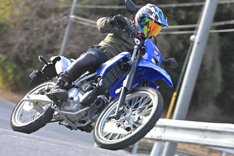 ヤマハ WR125Rは125ccの常識を超える？, ヤマハ WR125R メーカー希望小売価格：539,000円, エンジンスペック (1/2), エンジンスペック (2/2), VVAが搭載されているエンジンのシリンダーヘッド周辺, メーターに「VVA」の文字が浮かび上がる, WR125Rの公式サイトはこちら, 装備を整え、いざ走行へ！, 【市街地編】桜井つぐみの感想, 【市街地編】横田の感想, 【市街地編】関野カメラマンの感想, 【郊外の幹線道路編】桜井つぐみの感想, 【郊外の幹線道路編】横田の感想, 【郊外の幹線道路編】関野カメラマンの感想, 【ワインディング編】桜井つぐみの感想, 【ワインディング編】横田の感想, 【ワインディング編】関野カメラマンの感想, 【オフロード編】桜井つぐみの感想 (1/2), 【オフロード編】桜井つぐみの感想 (2/2), 【オフロード編】横田の感想 (1/2), 【オフロード編】横田の感想 (2/2), 【オフロード編】関野カメラマンの感想, ディテール紹介 (1/2), ディテール紹介 (2/2), コンパクトな液晶メーター, 左側にサイレンサーを配置, キーロック式のツールボックス, リヤのディスクブレーキ, 大型のLEDテールランプ, フロントフォーク, ラジエターとABSユニット, タンデムステップ, ヘルメットホルダー, リンク式モノクロスサスペンション, ハンドルスイッチ, WR125Rは、どんなライダーにオススメ？ (1/2), WR125Rは、どんなライダーにオススメ？ (2/2)