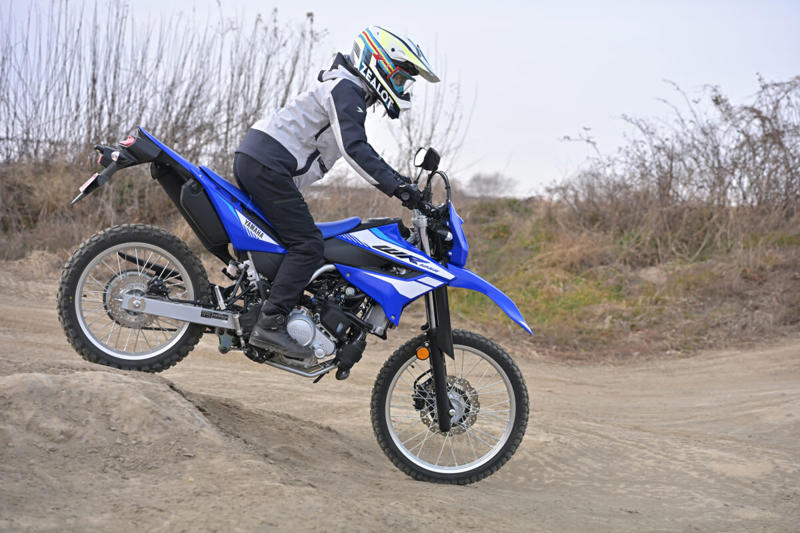 ヤマハ WR125Rは125ccの常識を超える？, ヤマハ WR125R メーカー希望小売価格：539,000円, エンジンスペック (1/2), エンジンスペック (2/2), VVAが搭載されているエンジンのシリンダーヘッド周辺, メーターに「VVA」の文字が浮かび上がる, WR125Rの公式サイトはこちら, 装備を整え、いざ走行へ！, 【市街地編】桜井つぐみの感想, 【市街地編】横田の感想, 【市街地編】関野カメラマンの感想, 【郊外の幹線道路編】桜井つぐみの感想, 【郊外の幹線道路編】横田の感想, 【郊外の幹線道路編】関野カメラマンの感想, 【ワインディング編】桜井つぐみの感想, 【ワインディング編】横田の感想, 【ワインディング編】関野カメラマンの感想, 【オフロード編】桜井つぐみの感想 (1/2), 【オフロード編】桜井つぐみの感想 (2/2), 【オフロード編】横田の感想 (1/2), 【オフロード編】横田の感想 (2/2), 【オフロード編】関野カメラマンの感想, ディテール紹介 (1/2), ディテール紹介 (2/2), コンパクトな液晶メーター, 左側にサイレンサーを配置, キーロック式のツールボックス, リヤのディスクブレーキ, 大型のLEDテールランプ, フロントフォーク, ラジエターとABSユニット, タンデムステップ, ヘルメットホルダー, リンク式モノクロスサスペンション, ハンドルスイッチ, WR125Rは、どんなライダーにオススメ？ (1/2), WR125Rは、どんなライダーにオススメ？ (2/2)