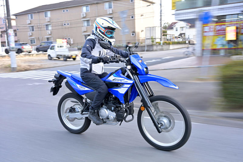 ヤマハ WR125Rは125ccの常識を超える？, ヤマハ WR125R メーカー希望小売価格：539,000円, エンジンスペック (1/2), エンジンスペック (2/2), VVAが搭載されているエンジンのシリンダーヘッド周辺, メーターに「VVA」の文字が浮かび上がる, WR125Rの公式サイトはこちら, 装備を整え、いざ走行へ！, 【市街地編】桜井つぐみの感想, 【市街地編】横田の感想, 【市街地編】関野カメラマンの感想, 【郊外の幹線道路編】桜井つぐみの感想, 【郊外の幹線道路編】横田の感想, 【郊外の幹線道路編】関野カメラマンの感想, 【ワインディング編】桜井つぐみの感想, 【ワインディング編】横田の感想, 【ワインディング編】関野カメラマンの感想, 【オフロード編】桜井つぐみの感想 (1/2), 【オフロード編】桜井つぐみの感想 (2/2), 【オフロード編】横田の感想 (1/2), 【オフロード編】横田の感想 (2/2), 【オフロード編】関野カメラマンの感想, ディテール紹介 (1/2), ディテール紹介 (2/2), コンパクトな液晶メーター, 左側にサイレンサーを配置, キーロック式のツールボックス, リヤのディスクブレーキ, 大型のLEDテールランプ, フロントフォーク, ラジエターとABSユニット, タンデムステップ, ヘルメットホルダー, リンク式モノクロスサスペンション, ハンドルスイッチ, WR125Rは、どんなライダーにオススメ？ (1/2), WR125Rは、どんなライダーにオススメ？ (2/2)