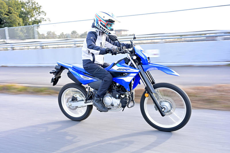 ヤマハ WR125Rは125ccの常識を超える？, ヤマハ WR125R メーカー希望小売価格：539,000円, エンジンスペック (1/2), エンジンスペック (2/2), VVAが搭載されているエンジンのシリンダーヘッド周辺, メーターに「VVA」の文字が浮かび上がる, WR125Rの公式サイトはこちら, 装備を整え、いざ走行へ！, 【市街地編】桜井つぐみの感想, 【市街地編】横田の感想, 【市街地編】関野カメラマンの感想, 【郊外の幹線道路編】桜井つぐみの感想, 【郊外の幹線道路編】横田の感想, 【郊外の幹線道路編】関野カメラマンの感想, 【ワインディング編】桜井つぐみの感想, 【ワインディング編】横田の感想, 【ワインディング編】関野カメラマンの感想, 【オフロード編】桜井つぐみの感想 (1/2), 【オフロード編】桜井つぐみの感想 (2/2), 【オフロード編】横田の感想 (1/2), 【オフロード編】横田の感想 (2/2), 【オフロード編】関野カメラマンの感想, ディテール紹介 (1/2), ディテール紹介 (2/2), コンパクトな液晶メーター, 左側にサイレンサーを配置, キーロック式のツールボックス, リヤのディスクブレーキ, 大型のLEDテールランプ, フロントフォーク, ラジエターとABSユニット, タンデムステップ, ヘルメットホルダー, リンク式モノクロスサスペンション, ハンドルスイッチ, WR125Rは、どんなライダーにオススメ？ (1/2), WR125Rは、どんなライダーにオススメ？ (2/2)