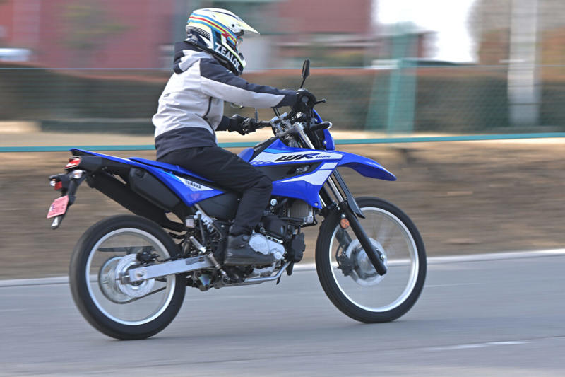 ヤマハ WR125Rは125ccの常識を超える？, ヤマハ WR125R メーカー希望小売価格：539,000円, エンジンスペック (1/2), エンジンスペック (2/2), VVAが搭載されているエンジンのシリンダーヘッド周辺, メーターに「VVA」の文字が浮かび上がる, WR125Rの公式サイトはこちら, 装備を整え、いざ走行へ！, 【市街地編】桜井つぐみの感想, 【市街地編】横田の感想, 【市街地編】関野カメラマンの感想, 【郊外の幹線道路編】桜井つぐみの感想, 【郊外の幹線道路編】横田の感想, 【郊外の幹線道路編】関野カメラマンの感想, 【ワインディング編】桜井つぐみの感想, 【ワインディング編】横田の感想, 【ワインディング編】関野カメラマンの感想, 【オフロード編】桜井つぐみの感想 (1/2), 【オフロード編】桜井つぐみの感想 (2/2), 【オフロード編】横田の感想 (1/2), 【オフロード編】横田の感想 (2/2), 【オフロード編】関野カメラマンの感想, ディテール紹介 (1/2), ディテール紹介 (2/2), コンパクトな液晶メーター, 左側にサイレンサーを配置, キーロック式のツールボックス, リヤのディスクブレーキ, 大型のLEDテールランプ, フロントフォーク, ラジエターとABSユニット, タンデムステップ, ヘルメットホルダー, リンク式モノクロスサスペンション, ハンドルスイッチ, WR125Rは、どんなライダーにオススメ？ (1/2), WR125Rは、どんなライダーにオススメ？ (2/2)