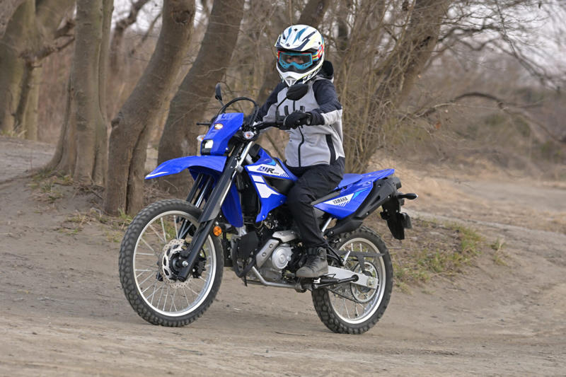 ヤマハ WR125Rは125ccの常識を超える？, ヤマハ WR125R メーカー希望小売価格：539,000円, エンジンスペック (1/2), エンジンスペック (2/2), VVAが搭載されているエンジンのシリンダーヘッド周辺, メーターに「VVA」の文字が浮かび上がる, WR125Rの公式サイトはこちら, 装備を整え、いざ走行へ！, 【市街地編】桜井つぐみの感想, 【市街地編】横田の感想, 【市街地編】関野カメラマンの感想, 【郊外の幹線道路編】桜井つぐみの感想, 【郊外の幹線道路編】横田の感想, 【郊外の幹線道路編】関野カメラマンの感想, 【ワインディング編】桜井つぐみの感想, 【ワインディング編】横田の感想, 【ワインディング編】関野カメラマンの感想, 【オフロード編】桜井つぐみの感想 (1/2), 【オフロード編】桜井つぐみの感想 (2/2), 【オフロード編】横田の感想 (1/2), 【オフロード編】横田の感想 (2/2), 【オフロード編】関野カメラマンの感想, ディテール紹介 (1/2), ディテール紹介 (2/2), コンパクトな液晶メーター, 左側にサイレンサーを配置, キーロック式のツールボックス, リヤのディスクブレーキ, 大型のLEDテールランプ, フロントフォーク, ラジエターとABSユニット, タンデムステップ, ヘルメットホルダー, リンク式モノクロスサスペンション, ハンドルスイッチ, WR125Rは、どんなライダーにオススメ？ (1/2), WR125Rは、どんなライダーにオススメ？ (2/2)