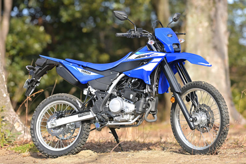 ヤマハ WR125Rは125ccの常識を超える？, ヤマハ WR125R メーカー希望小売価格：539,000円, エンジンスペック (1/2), エンジンスペック (2/2), VVAが搭載されているエンジンのシリンダーヘッド周辺, メーターに「VVA」の文字が浮かび上がる, WR125Rの公式サイトはこちら, 装備を整え、いざ走行へ！, 【市街地編】桜井つぐみの感想, 【市街地編】横田の感想, 【市街地編】関野カメラマンの感想, 【郊外の幹線道路編】桜井つぐみの感想, 【郊外の幹線道路編】横田の感想, 【郊外の幹線道路編】関野カメラマンの感想, 【ワインディング編】桜井つぐみの感想, 【ワインディング編】横田の感想, 【ワインディング編】関野カメラマンの感想, 【オフロード編】桜井つぐみの感想 (1/2), 【オフロード編】桜井つぐみの感想 (2/2), 【オフロード編】横田の感想 (1/2), 【オフロード編】横田の感想 (2/2), 【オフロード編】関野カメラマンの感想, ディテール紹介 (1/2), ディテール紹介 (2/2), コンパクトな液晶メーター, 左側にサイレンサーを配置, キーロック式のツールボックス, リヤのディスクブレーキ, 大型のLEDテールランプ, フロントフォーク, ラジエターとABSユニット, タンデムステップ, ヘルメットホルダー, リンク式モノクロスサスペンション, ハンドルスイッチ, WR125Rは、どんなライダーにオススメ？ (1/2), WR125Rは、どんなライダーにオススメ？ (2/2)