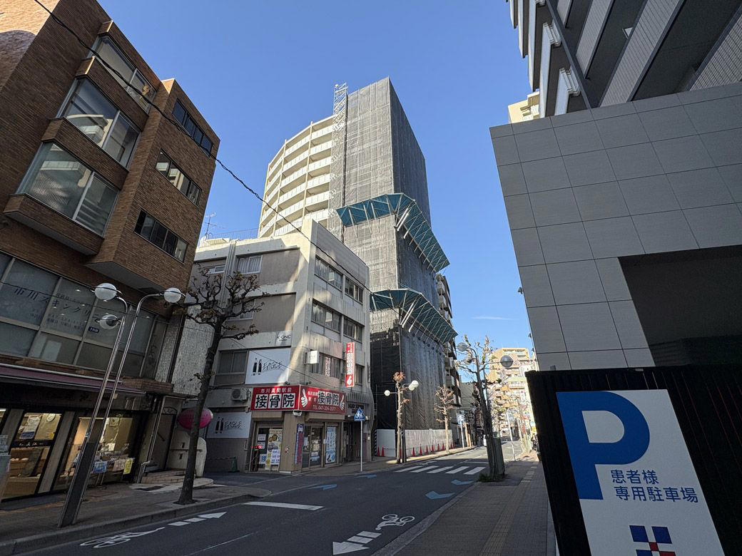 人口約50万人の都市、それでも百貨店は全滅した, なぜ市川の百貨店はこんなに短命だったのか, 百貨店開業ラッシュの中で「スーパーが少ない」との声も, 東京が近すぎた市川市, 他のベッドタウンでも、同様の事例は散見