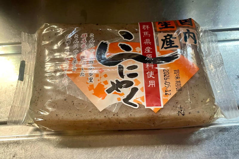 ■「甘辛こんにゃく串」の材料, ■こんにゃくは凍らせるのがポイント, ■ヤバすぎる美味しさ…, ■簡単なのに美味しすぎる　「こんにゃく串」