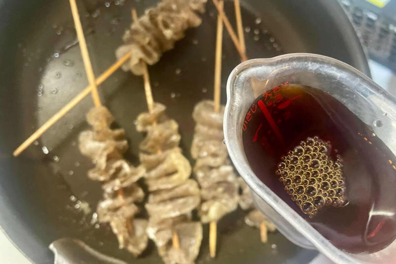 ■「甘辛こんにゃく串」の材料, ■こんにゃくは凍らせるのがポイント, ■ヤバすぎる美味しさ…, ■簡単なのに美味しすぎる　「こんにゃく串」