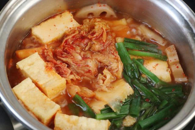 腸活スープで元気！「厚揚げとれんこんのキムチ味噌スープ」「塩鮭丼」2品弁当, 1品目 厚揚げとれんこんのキムチ味噌スープ, 材料（1人分／スープジャー容量0.38L使用）, 「心が楽になる2品弁当」のルール