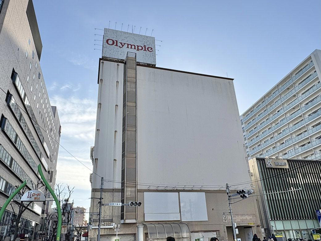 人口約50万人の都市、それでも百貨店は全滅した, なぜ市川の百貨店はこんなに短命だったのか, 百貨店開業ラッシュの中で「スーパーが少ない」との声も, 東京が近すぎた市川市, 他のベッドタウンでも、同様の事例は散見