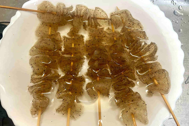 ■「甘辛こんにゃく串」の材料, ■こんにゃくは凍らせるのがポイント, ■ヤバすぎる美味しさ…, ■簡単なのに美味しすぎる　「こんにゃく串」