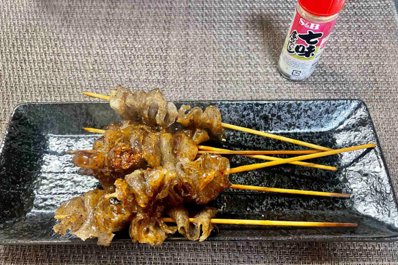 ■「甘辛こんにゃく串」の材料, ■こんにゃくは凍らせるのがポイント, ■ヤバすぎる美味しさ…, ■簡単なのに美味しすぎる　「こんにゃく串」