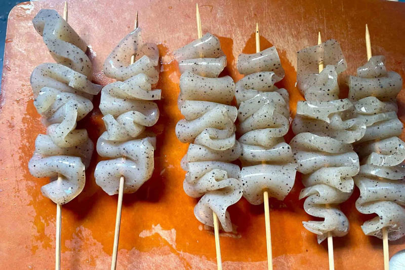 ■「甘辛こんにゃく串」の材料, ■こんにゃくは凍らせるのがポイント, ■ヤバすぎる美味しさ…, ■簡単なのに美味しすぎる　「こんにゃく串」