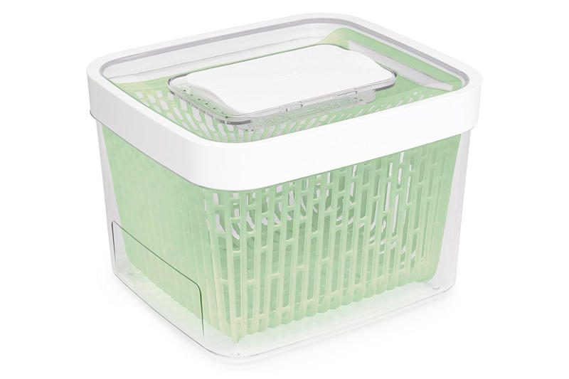 Mistake: Leaving Your Greens Loose in the Crisper Drawer, Mistake: Storing Fresh Produce in Sealed Plastic Bags, Mistake: Leaving Berries Exposed to Air and Trapped Moisture, Mistake: Keeping Fresh Herbs Too Dry