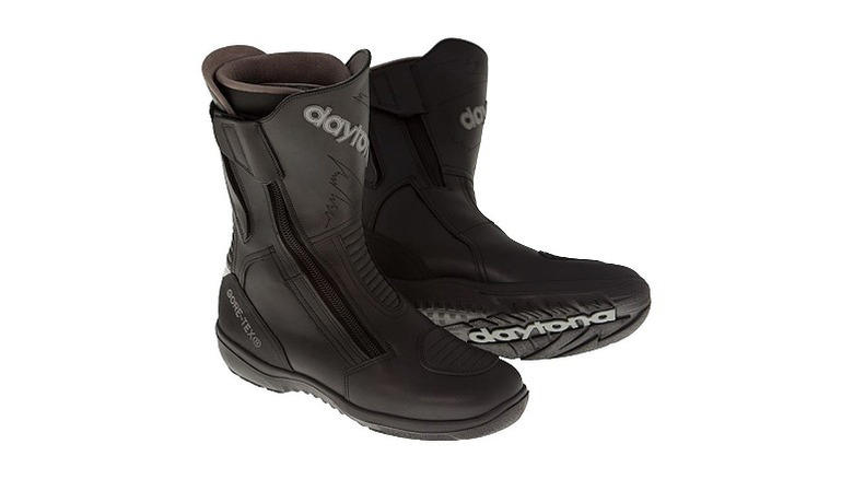 Fox Instinct, TCX Drifter, Alpinestars Tech 10, Alpinestars Corozal, Sidi Adventure 2 GoreTex, Forma Adventure, Klim Adventure GTX, Ravit Discovery GTX, Daytona Road Star GTX, Sidi Crossfire 3 SRS, Alpinestars Toucan, Gaerne SG-12, Leatt Moto 5.5 FlexLock Enduro, Methodology