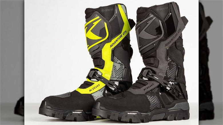 Fox Instinct, TCX Drifter, Alpinestars Tech 10, Alpinestars Corozal, Sidi Adventure 2 GoreTex, Forma Adventure, Klim Adventure GTX, Ravit Discovery GTX, Daytona Road Star GTX, Sidi Crossfire 3 SRS, Alpinestars Toucan, Gaerne SG-12, Leatt Moto 5.5 FlexLock Enduro, Methodology