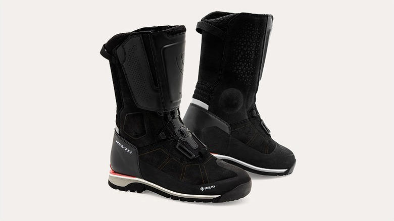 Fox Instinct, TCX Drifter, Alpinestars Tech 10, Alpinestars Corozal, Sidi Adventure 2 GoreTex, Forma Adventure, Klim Adventure GTX, Ravit Discovery GTX, Daytona Road Star GTX, Sidi Crossfire 3 SRS, Alpinestars Toucan, Gaerne SG-12, Leatt Moto 5.5 FlexLock Enduro, Methodology