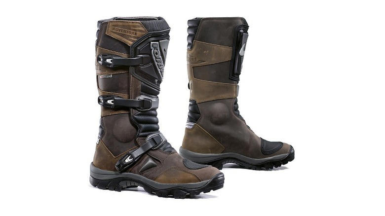 Fox Instinct, TCX Drifter, Alpinestars Tech 10, Alpinestars Corozal, Sidi Adventure 2 GoreTex, Forma Adventure, Klim Adventure GTX, Ravit Discovery GTX, Daytona Road Star GTX, Sidi Crossfire 3 SRS, Alpinestars Toucan, Gaerne SG-12, Leatt Moto 5.5 FlexLock Enduro, Methodology