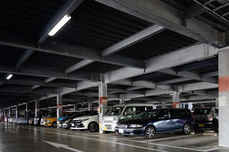 白銀の高速道路を彩った風景, 外に積むしかなかった時代, エネルギー価格と見せる移動, 内側に取り込まれたレジャー, 可視化から不可視化への転換, 再び屋根に何かが載る日