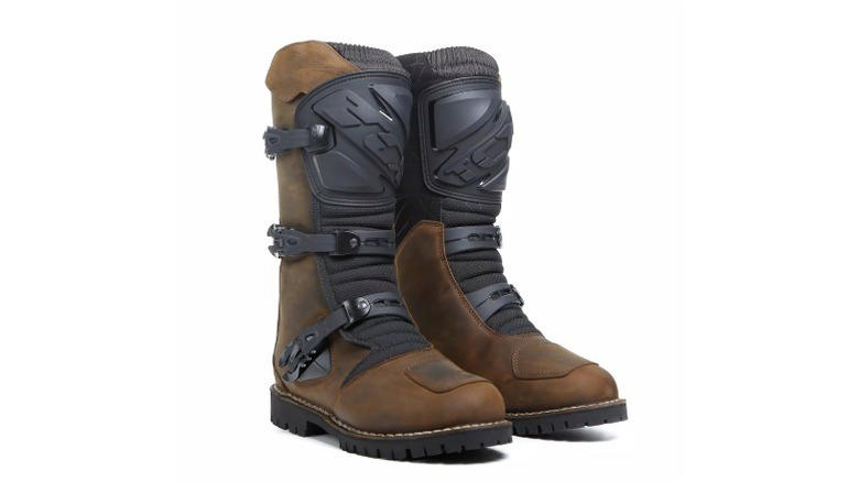 Fox Instinct, TCX Drifter, Alpinestars Tech 10, Alpinestars Corozal, Sidi Adventure 2 GoreTex, Forma Adventure, Klim Adventure GTX, Ravit Discovery GTX, Daytona Road Star GTX, Sidi Crossfire 3 SRS, Alpinestars Toucan, Gaerne SG-12, Leatt Moto 5.5 FlexLock Enduro, Methodology