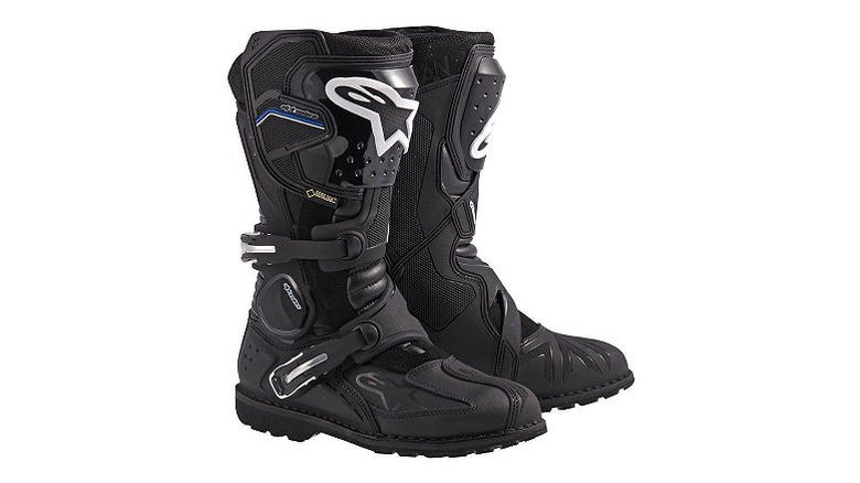Fox Instinct, TCX Drifter, Alpinestars Tech 10, Alpinestars Corozal, Sidi Adventure 2 GoreTex, Forma Adventure, Klim Adventure GTX, Ravit Discovery GTX, Daytona Road Star GTX, Sidi Crossfire 3 SRS, Alpinestars Toucan, Gaerne SG-12, Leatt Moto 5.5 FlexLock Enduro, Methodology